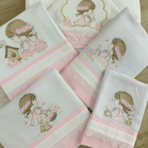 Kit Banho Bordado – Boneca rosa