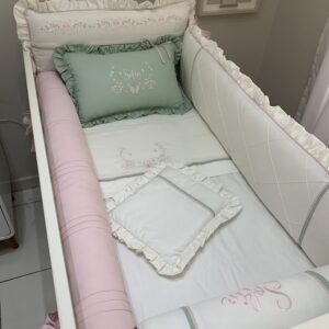 Kit Berço off com rosa e detalhes verde erva doce